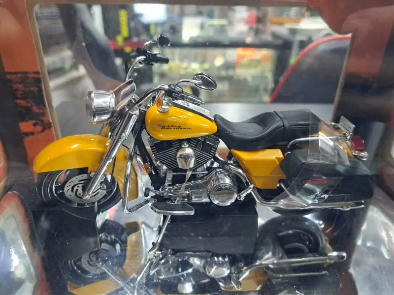 1/12 Harley-Davidson  Road King Custom Authentic Diecast Metal Replica Yellow 1