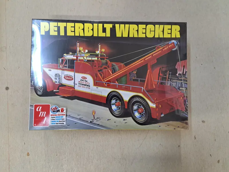 1/25 Peterbilt Wrecker Model Kit 1