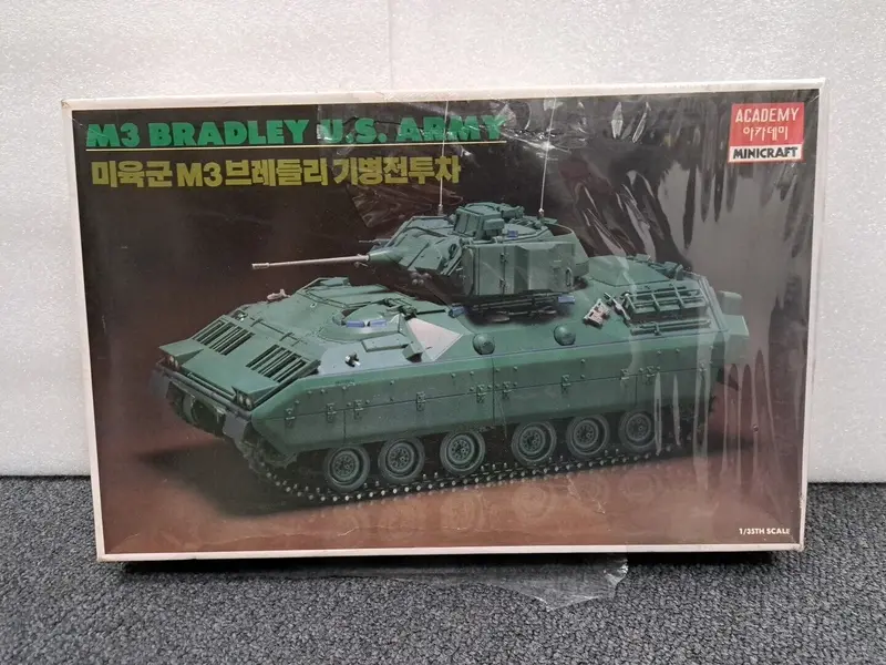 1/35 Academy M3 Bradley Us Army Model Kit 1334 1