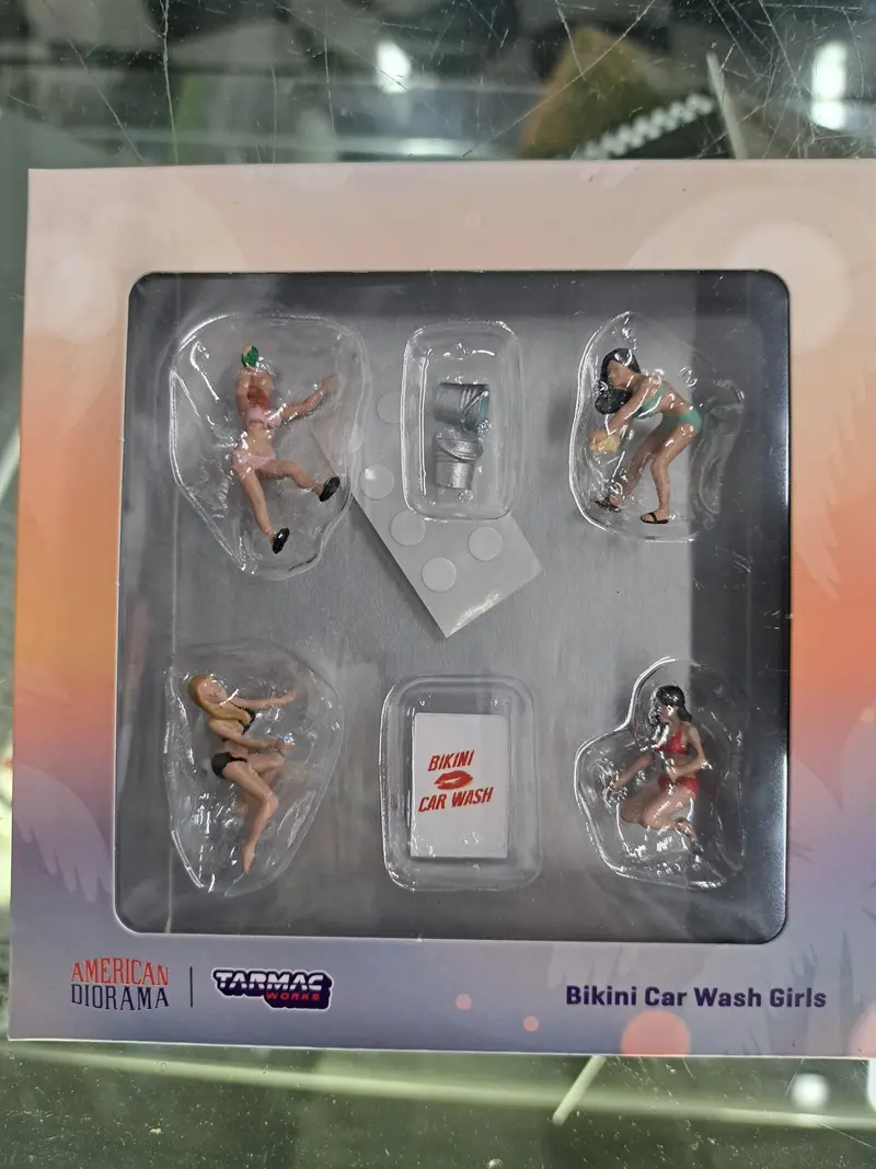 1/64 Figures Bikini Car Wash Girls 1